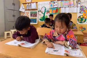 Các địa phương, trường học vùng khó đang nỗ lực để bảo đảm HS đủ SGK. Ảnh: TG