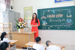 Cô Nguyễn Thị Kiều Trang hạnh phúc bên học trò. Ảnh: Kiều Minh