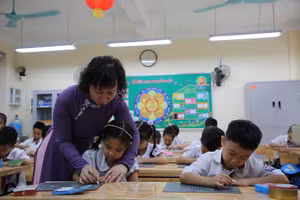 Cô và trò Trường TH Thăng Long (Hoàn Kiếm, Hà Nội) (ảnh phải). Ảnh: Thế Đại
