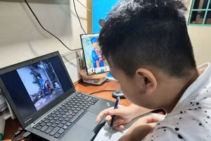 Học sinh lớp 6 trong giờ học trực tuyến môn Giáo dục thể chất để phòng chống dịch Covid-19. Ảnh minh họa