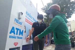 Cây ATM khẩu trang miễn phí cho mọi người.