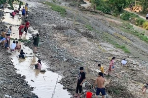 Nhiều trẻ em không có sân chơi thường tụ tập ra chơi ở suối.