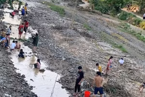 Nhiều trẻ em không có sân chơi thường tụ tập ra chơi ở suối.