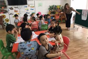 Trẻ làm quen với tiếng Anh được đưa vào triển khai ở nhiều trường. Ảnh: TG