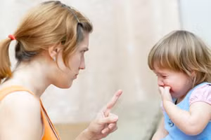 Một số cha mẹ coi mọi lời nói của mình là “thánh chỉ” mà bỏ qua suy nghĩ của con. Ảnh minh họa