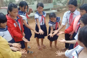 Học sinh Trường Tiểu học & THCS Ba Lế (Ba Tơ, Quảng Ngãi) kiểm tra “chéo” lẫn nhau trong việc giữ gìn vệ sinh cá nhân. 