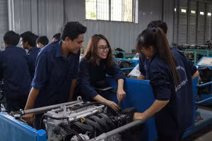 Sinh viên Trường ĐH SPKT TPHCM trong giờ thực hành.