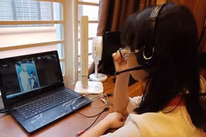 Học sinh Trường THCS Trương Công Giai (quận Cầu Giấy, Hà Nội) học trực tuyến.