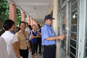 Mỗi năm, dịp Tết Nguyên đán, trường học có thời gian nghỉ dài ngày nên phải bố trí người trực, trong đó có giáo viên. Ảnh: Q. Ngữ