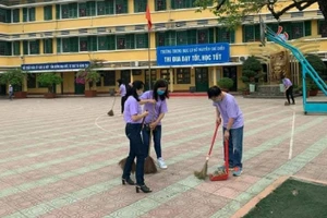 Các thầy cô giáo ở các trường tiến hành khử khuẩn, vệ sinh bàn ghế để chuẩn bị đón học sinh quay trở lại trường tham gia học trực tiếp.