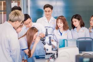 Sinh viên khối ngành sức khỏe Trường ĐH Đại Nam trong giờ thực hành.