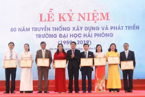 Thầy Nhường (ngoài cùng bên trái) nhận Bằng khen của Chủ tịch UBND TP Hải Phòng.