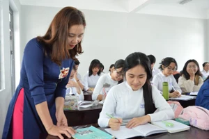 HS lớp 12 Trường THPT Hoàng Hoa Thám trong giờ ôn tập môn Ngữ văn. Ảnh: TG