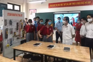 Bộ trưởng Bộ GD&ĐT Nguyễn Kim Sơn thăm và trò chuyện cùng học sinh Trường THCS Lê Quý Đôn, TP Lào Cai (Lào Cai). Ảnh: NTCC