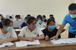 Giáo viên ngoại ngữ đang ôn tập cho học sinh Trường THCS Tân Phúc (Lang Chánh, Thanh Hóa). 