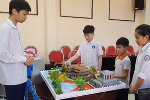 Nhóm bạn trẻ thực hiện sản phẩm “Trợ lý ảo du lịch”.