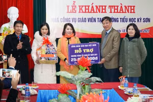 Công đoàn Giáo dục Việt Nam hỗ trợ ngành Giáo dục Hà Tĩnh tổ chức “Tết sum vầy” cho cán bộ, nhà giáo trong tỉnh. Ảnh: Công đoàn GDVN cung cấp