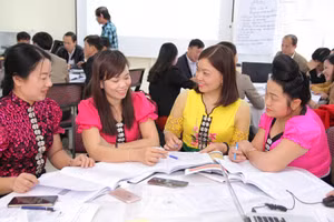 Thầy cô giáo vùng cao bắt nhịp với chương trình, sách giáo khoa mới. Ảnh minh họa