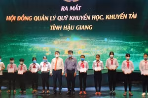 HS hoàn cảnh khó khăn được nhận học bổng từ Quỹ khuyến học, khuyến tài tỉnh Hậu Giang. Ảnh: CTV