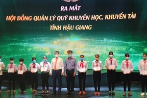 HS hoàn cảnh khó khăn được nhận học bổng từ Quỹ khuyến học, khuyến tài tỉnh Hậu Giang. Ảnh: CTV