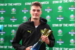 Patrik Schick nhận danh hiệu “Cầu thủ xuất sắc nhất trận”. 