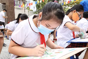 Tổ chức cho trẻ vẽ tranh tại nhà.