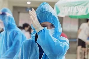 Hình ảnh cô nữ sinh ngành Luật vượt qua vất vả hỗ trợ công tác lấy mẫu xét nghiệm.