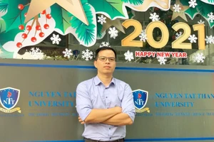 PGS.TS Võ Thanh Sang đang tìm hiểu và phát triển một nghiên cứu. Ảnh: Minh Anh