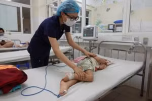 Một bệnh nhi bị bệnh tay – chân – miệng ở Tiên Phước nhập viện cấp cứu tại Bệnh viện Phụ sản – Nhi trong tình trạng bệnh nặng, biến chứng nguy hiểm.