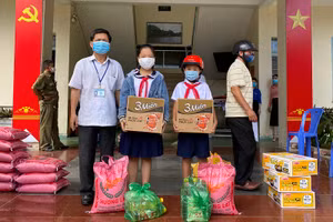 Trường Tiểu học Phan Phu Tiên trao nhu yếu phẩm cho HS có hoàn cảnh khó khăn trước khi Đà Nẵng thực hiện phong tỏa toàn thành phố. Ảnh: Ngọc Ánh