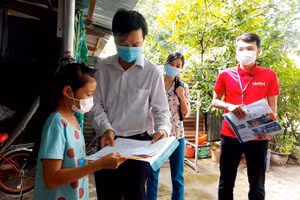 Thầy cô giáo Trường THCS thị trấn Vĩnh Thạnh, huyện Vĩnh Thạnh (TP Cần Thơ) đến nhà gửi bài tập cho học sinh. 