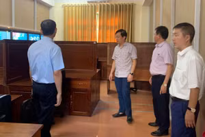 Đoàn công tác Bộ GD&ĐT tiến hành kiểm tra công tác chuẩn bị thi tốt nghiệp năm 2020 tại Trường THPT chuyên Lào Cai. Ảnh: Đức Trí