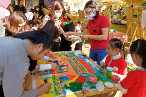 Trường Mầm non thị trấn Than Uyên sáng tạo tác phẩm trong ngày hội. 