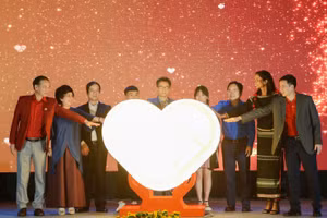 Các đại biểu thực hiện nghi thức phát động Chương trình “Điều ước cho em”. Ảnh: Thế Đại
