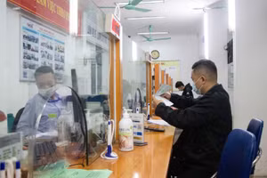 Người lao động đến Trung tâm Dịch vụ việc làm Hà Nội vào cuối tháng 2.