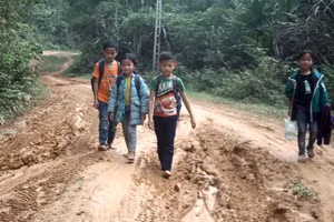 Học sinh xóm Nác lội đất đến trường.