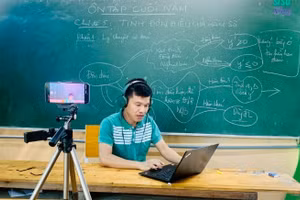 Dạy học trực tuyến tại Trường THPT Hoàng Mai (thị xã Hoàng Mai, Nghệ An).