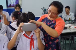 Học sinh Trường THCS Lê Quý Đôn (Quận 3) sử dụng kính thực tế ảo trong tiết học. Ảnh minh họa: H.Hùng