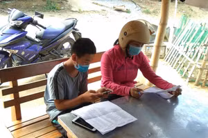 Giáo viên khảo sát điều kiện học trực tuyến của học sinh. 