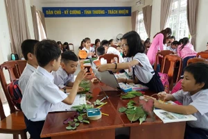 HS Trường Tiểu học Võ Thị Sáu (quận Hải Châu, TP Đà Nẵng) học giờ Tự nhiên – Xã hội theo phương pháp Bàn tay nặn bột. Ảnh: TG