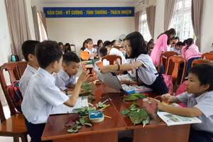 HS Trường Tiểu học Võ Thị Sáu (quận Hải Châu, TP Đà Nẵng) học giờ Tự nhiên – Xã hội theo phương pháp Bàn tay nặn bột. Ảnh: TG