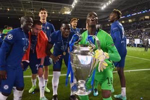 Edouard Mendy cùng các đồng đội ăn mừng chức vô địch Champions League.