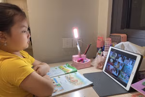 Học sinh Trường Tiểu học Khương Mai (quận Thanh Xuân, Hà Nội) tham gia lớp học trực tuyến.