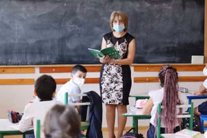 Học sinh và giáo viên Pháp đeo khẩu trang thường xuyên.