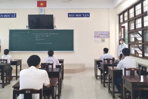 Lãnh đạo UBND tỉnh và lãnh đạo Sở GD&ĐT Tiền Giang kiểm tra phòng thi ngày 6/8. 