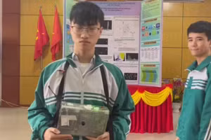 Minh Đức và Bình An thử nghiệm thiết bị của mình tại trường.