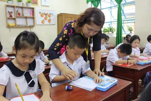 Học sinh tiểu học được chú trọng rèn luyện các kỹ năng căn bản và quan trọng gồm đọc hiểu, viết và tính toán.