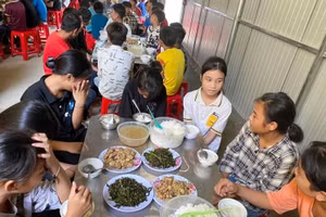 Sinh hoạt, học tập của học sinh Trường PT DTBT THCS Lưu Kiền đều ở trong trường.