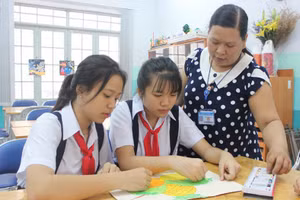 Học sinh Trường THCS Lý Thánh Tông (Quận 8, TPHCM) học mỹ thuật. 