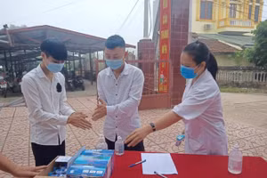 Học sinh lớp 12 tại Bắc Giang đến trường phải thực hiện an toàn phòng dịch Covid-19.